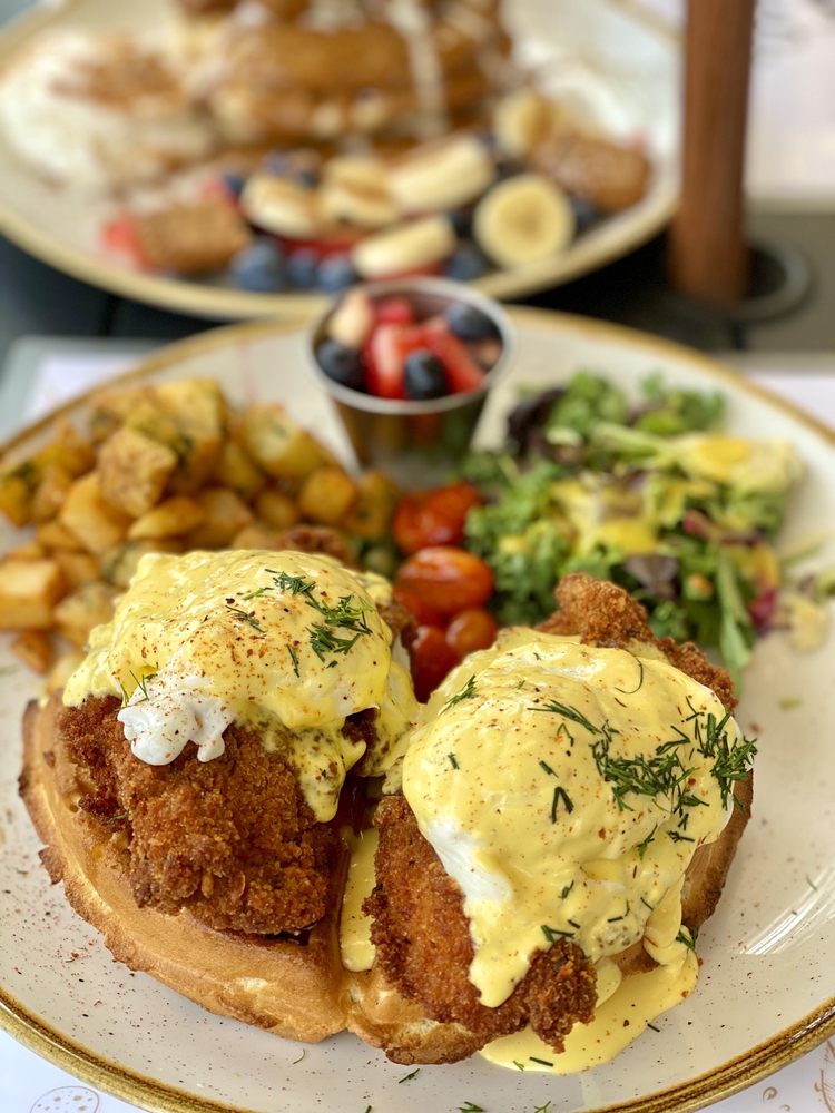 Best-chicken-benedict-waffles-toronto-eggstatic