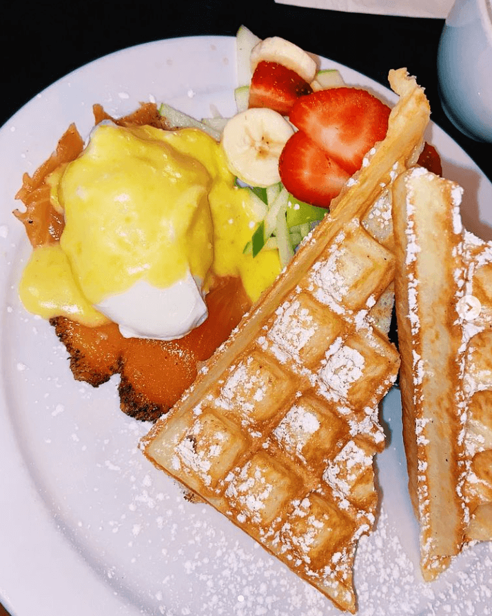 Best-waffles-restaurants-toronto-le-petit-dejeuner